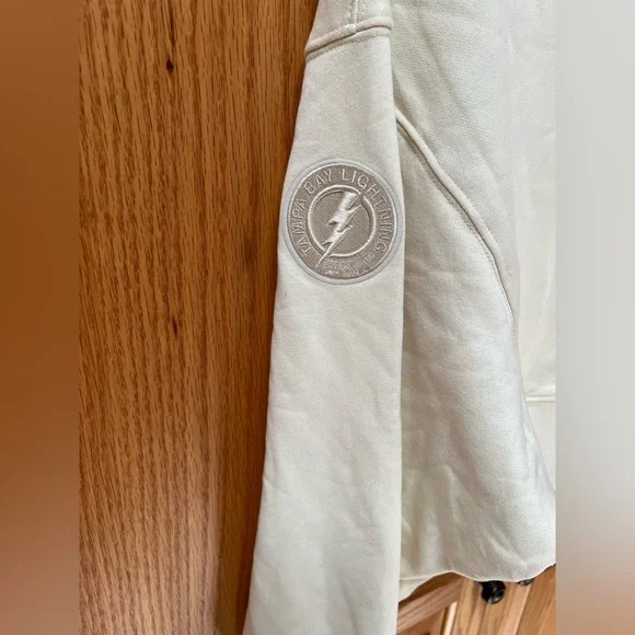 NHL Tampa Bay Lightning Cream Women's Cropped Sweatshirt, EUC, Size L - Picture 3 of 6